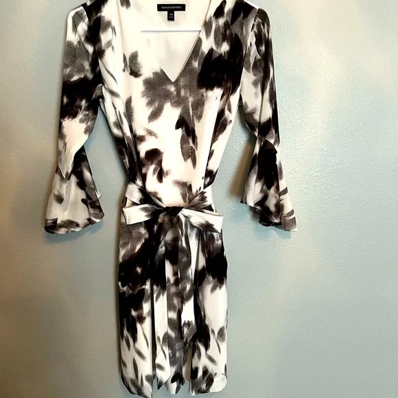 knee length dresses for ladies Shop Banana Republic Clothing and Dresses at SilkRoll. Trade with us! main image 0